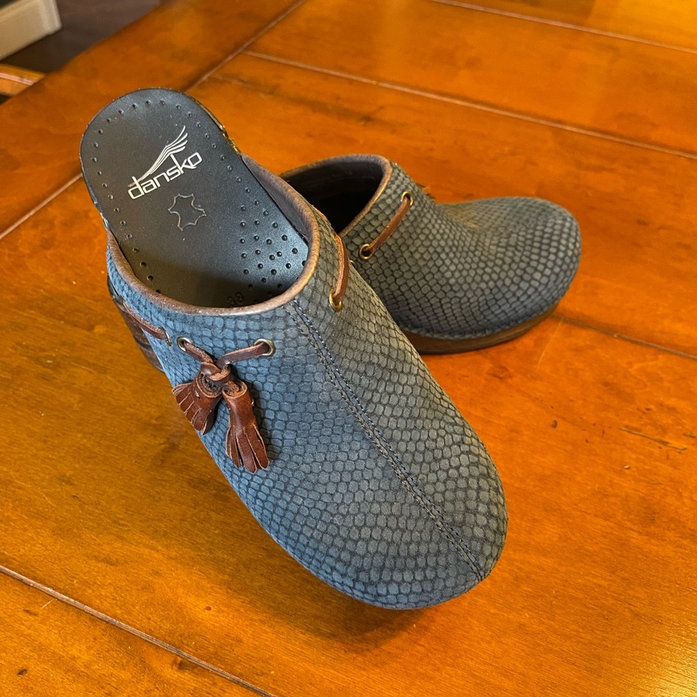 Dansko shannon navy blue clog. Size 38. Perfect condition.